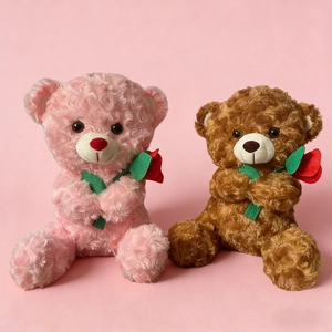 Ours en peluche roses et marrons tenant des roses rouges sur un fond minimaliste