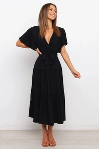 Detalle del vestido midi bohemio con cuello en V, mangas con volantes y lazo en la cintura