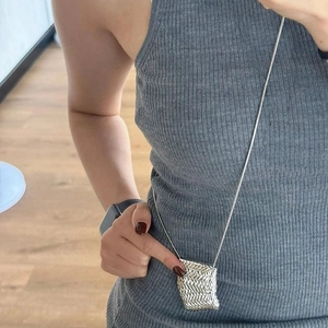 Collier élégant argenté avec pendentif mini sac tressé sur une longue chaîne serpent
