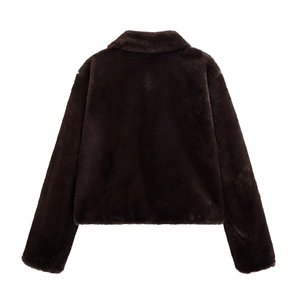 Damen Kurzjacke aus dunkelbraunem Kunstpelz mit weicher Textur in der Rückansicht gezeigt