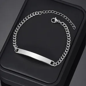 Poliertes Armband aus Edelstahl mit Metallsteg und Karabinerverschluss Detailansicht