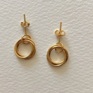 Elegant 925 sterling silver triple interlocking ring stud earrings in a gold finish