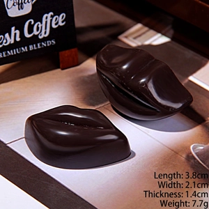 Detailed view of realistic lip-shaped chocolate resin charm with dimensions and weight
