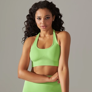 Détail de la brassière de sport licou côtelée vert fluo et du legging de yoga taille haute