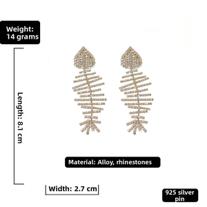 Vue macro des boucles d'oreilles squelette de poisson en strass avec tiges en argent