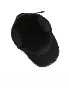 Detalle de gorra de invierno con forro polar grueso y protección para las orejas
