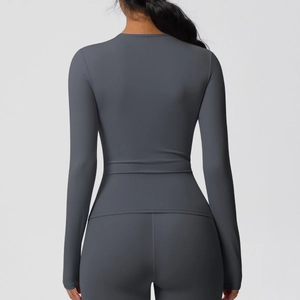 Détails macro du haut de yoga gris anthracite en tissu extensible avec couture dorsale