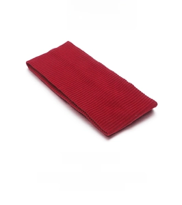 Détail du bandeau en maille côtelée rouge montrant la texture du tissu élastique