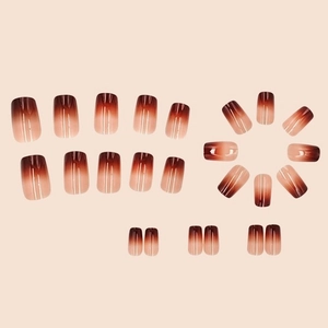 Unghie finte quadrate medio-lunghe con sfumatura ombre dal marrone rosso al rosa nude