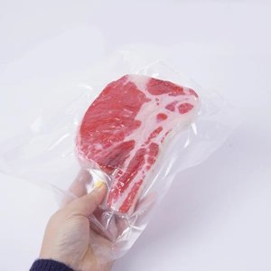 Modello realistico di bistecca Tomahawk sottovuoto con venature per esposizione ristorante