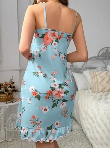 Vue arrière d'une chemise de nuit fleurie bleu clair avec ourlet à volants en satin lisse