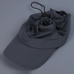 Détail de la casquette séchage rapide gris foncé avec cordon de serrage et tissu ripstop