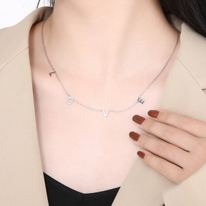 Gros plan du collier avec pendentif LOVE porté par un mannequin, vue détaillée