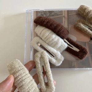 Plush faux fur hair clip set in beige and brown tones for elegant autumn hairstyles