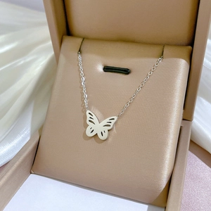 Collana a farfalla argentata con design traforato in una confezione regalo di lusso