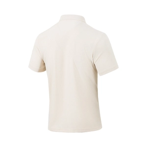Vista posterior detallada del polo de hombre con textura de gofre en color beige suave