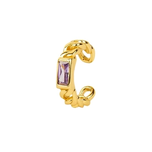 Vue détaillée de la manchette d'oreille plaquée or 18K en forme de C avec zircon violet