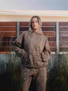 Ensemble sweat à capuche et pantalon imprimé léopard vintage pour un look streetwear