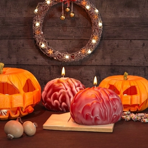 Candela realistica a forma di cervello per Halloween su sfondo di legno rustico