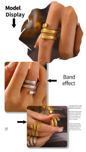 Vista detallada de anillos geométricos trenzados en oro y plata en mano de modelo