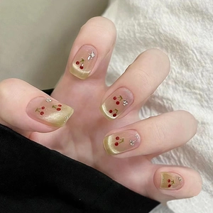 Faux ongles cerise frais avec dégradé œil de chat français et détails en strass