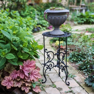 Support de plante classique en fonte noire avec volutes vintage pour décor de jardin