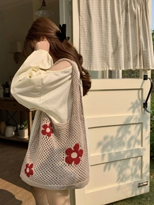 Beige Häkeltasche mit roten Blumenstickereien und durchbrochenem Strickmuster für Damen