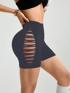 Détail de la découpe latérale et de la coupe taille haute du short de yoga gris foncé