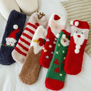 Flachbild von sechs Paar Weihnachts-Korallenvlies-Socken mit Weihnachtsmann-Motiven