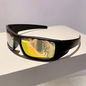 Nahaufnahme der futuristischen Radsportbrille mit orange verspiegelten Gläsern und Rahmen