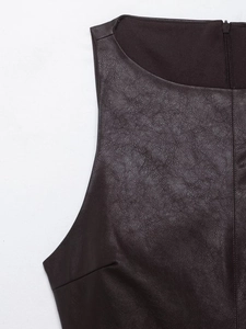 Détail d'une robe combishort en similicuir marron avec fermeture éclair invisible au dos