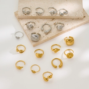 Assortiment de bagues en acier inoxydable or 18K et argent sur supports en pierre