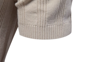 Detail der Rippbündchen und der vertikalen Strickstruktur eines beigen Herren-Polo-Shirts