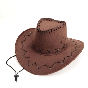 Dettaglio cappello cowboy marrone in camoscio con cuciture nere a croce e fori di ventilazione