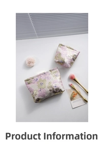 Détail des trousses de maquillage en jacquard rose avec broderies dorées en deux tailles