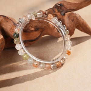 Gros plan du bracelet en perles de cristal multicolore sur bois et support acrylique
