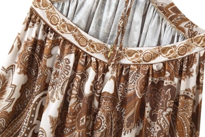 Vue macro de la jupe imprimée paisley avec plis à la taille et zip invisible