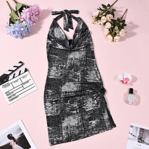 Détail d'une robe dos nu noir et argent avec fronces latérales et fente sexy