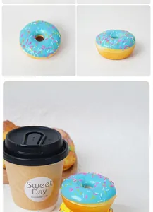 Makroaufnahme eines realistischen hellblauen PU-Donut-Modells mit bunten Zuckerstreuseln