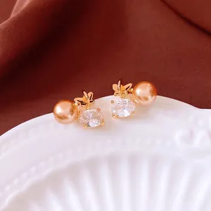 Boucles d'oreilles plaquées or 18 carats avec papillon, perle et zircon ovale