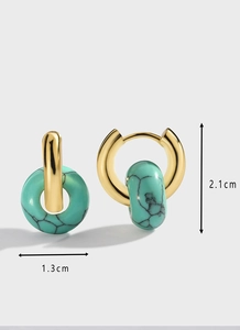 Detail showing dimension of vintage gold earrings with turquoise stone, 2.1cm height