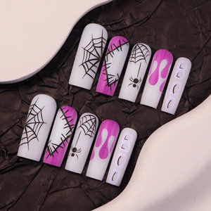 Faux ongles longs Halloween avec toiles d'araignées violettes et motifs BOO mats