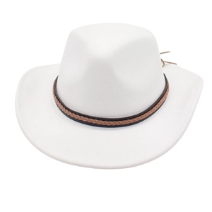 Classico cappello da cowboy in feltro bianco con fascia in pelle intrecciata a tesa larga