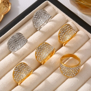 Anillos anchos chapados en oro de 18k y plata con cristales microincrustados en pavé