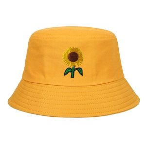 Gelber Fischerhut aus Baumwolle mit Sonnenblumen-Stickerei in frontaler Studioaufnahme