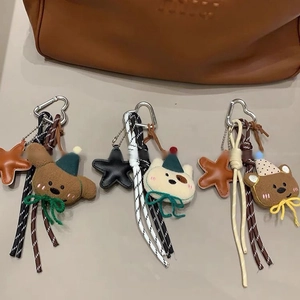 Portachiavi artigianali con orsetto intrecciato e stelle per borse e accessori moda