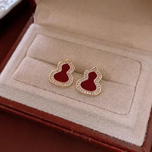 Boucles d'oreilles gourde dorées de style chinois avec agate rouge et pavé de zircons