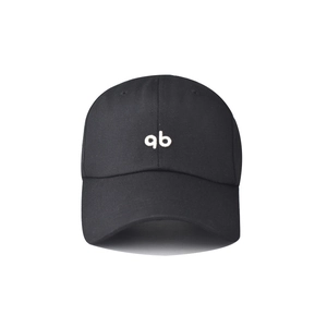 Gros plan sur la broderie blanche qb d'une casquette de baseball en coton noir classique