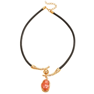 Vintage lederen choker ketting met goud getextureerd metaal en een roze barokke parel hanger