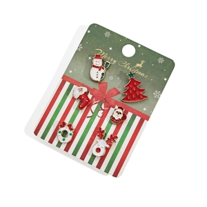 Détail de broches de Noël en émail avec bonhomme de neige et renne sur carte festive